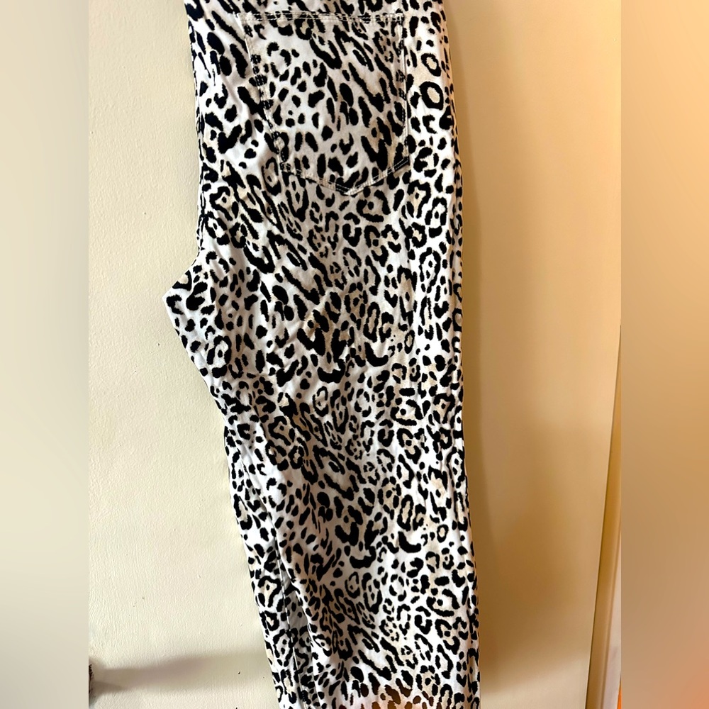 Chicos Leopard Crops, EUC